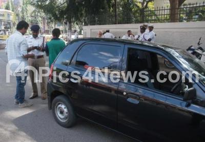 India Karnataka Bangalore News Photo Traffic Police Official Noting Number Car Owner Unaware Sun Film Ban City Richmond Town Bangalore Sunday 25th November 2012 India Bangalore Karnataka News Photo Agency