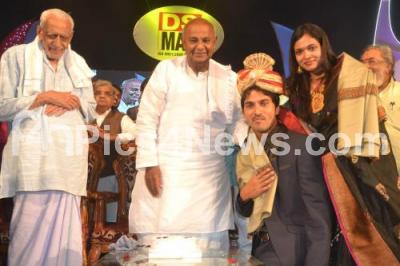 India Karnataka Bangalore News Photo Hd Devegowda Former Prime Minister India Felicitating National International Awards Winner Kv Satish His Wife Ds Max Kalashree Award Function Chowdaiah Memorial Hall Bangalore Wednesday 19th