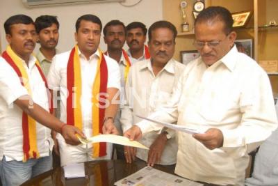 India Karnataka Bangalore News Photo Members Karnataka Navanirmana Sene Protest Submit Memorandum Hd Gangaraj President Karnataka Film Chamber Commerce Edit Controversial Scenes Movie Ayodhyapuram Karnataka Film Chamber Commerce Bangalore Friday 6th According to the former president of karnataka film chamber of commerce (kfcc), sa ra govindu, sudhakar breath his last at a private hospital at the age of 65. india karnataka bangalore news photo members karnataka navanirmana sene protest submit memorandum hd gangaraj president karnataka film chamber commerce edit controversial scenes movie ayodhyapuram karnataka film chamber commerce bangalore friday 6th