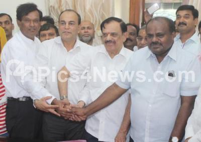 India Karnataka Bangalore News Photo Bm Farooq Jds Candidate Rajya Sabha Jds Mlc Candidates Kv Narayana Swamy Sm Venkatapathy Being Greeted Jds Leader Hd Kumarswamy Vidhan Soudha Bengaluru Monday 30th May