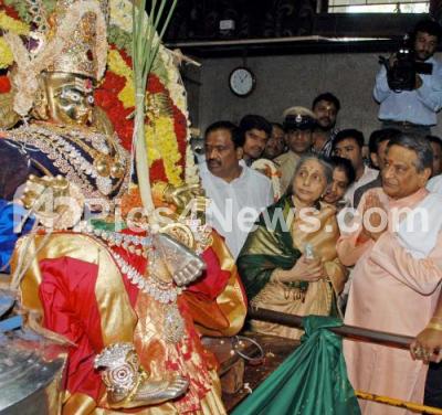 India Karnataka Bangalore News Photo Bjp Leader Sm Krishna His Wife Offer Special Pooja Annamma Devi Temple Occasion His 85th Birthday Celebrations Bengaluru Monday 1st May 2017 India Bangalore Karnataka Sri annamma devi temple, its a temple dedicated to the gaurdian goddess of india's silicon city bangalore. pics4news