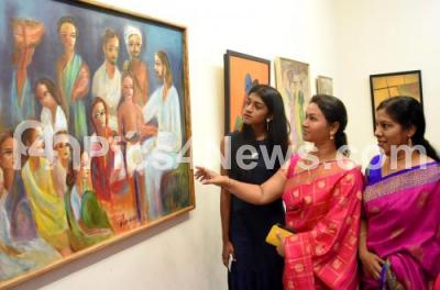 India Karnataka Bangalore News Photo Visitors Admiring