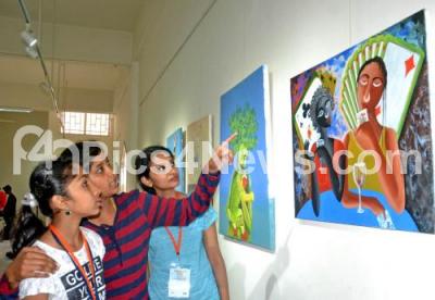 India Karnataka Bangalore News Photo Visitors Looking Painting