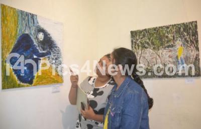 India Karnataka Bangalore News Photo Visitors Admiring Oil
