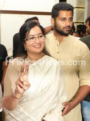 India Karnataka Bangalore News Photo Sumalatha Ambareesh Son Abhishek Press Conference Announcing Contest Independent Upcoming Lok Sabha Elections 2019 Press Conference Held Radisson Blu Hotel Bengaluru Monday 18th March 2019 Sumalatha is an indian film actress, politician who is the current member of parliament in the lok sabha from mandya , karnataka. pics4news