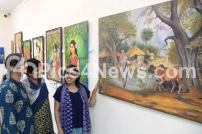 India Karnataka Bangalore News Photo Visitors Admiring Painting
