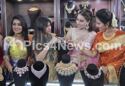 India Karnataka Bangalore News Photo Actress Kavya Gowda Miss Shruthi Chetan Gowda Models Seen Inauguration 2020 Women Jewellers Collection Mela Radhakrishna Kalyana Mantapa Hebbal Bengaluru Friday 13th December 2019 India If you are preparing and waiting for dohfw bangalore jobs 2021, don't miss the chance of upcoming directorate of health and family welfare services bangalore vacancy opportunity. india karnataka bangalore news photo actress kavya gowda miss shruthi chetan gowda models seen inauguration 2020 women jewellers collection mela radhakrishna kalyana mantapa hebbal bengaluru friday 13th december 2019 india