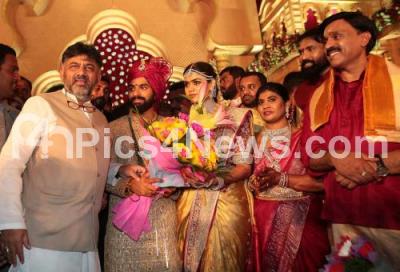India Karnataka Bangalore News Photo Congress Mla Dk Shivakumar Greeting Minister Sriramulu Daughter Rakshita Lalith Sanjeev Reddy Their Wedding Celebrations Palace Grounds Also Seen Former Minister Janardhana Reddy Bengaluru Thursday 5th