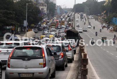 India Karnataka bangalore News Photo - Traffic Jam Bellary Road 